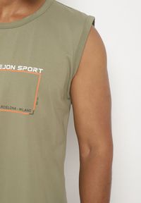 Born2be - Ciemnozielona Bawełniana Koszulka bez Rękawów z Nadrukiem Acacilla. Kolekcja: plus size. Kolor: zielony. Materiał: bawełna. Długość rękawa: bez rękawów. Wzór: nadruk #5