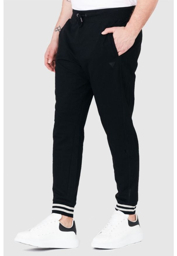 Guess - GUESS Czarne męskie spodnie dresowe, Rozmiar XXL. Kolor: czarny. Materiał: dresówka, bawełna. Wzór: aplikacja