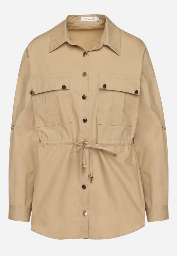 Born2be - Beżowa Bawełniana Koszula z Metalicznymi Guzikami i Ściągaczem w Talii Meprina. Okazja: na co dzień. Typ kołnierza: kołnierzyk klasyczny. Kolor: beżowy. Materiał: bawełna. Długość rękawa: długi rękaw. Długość: długie. Styl: casual, klasyczny