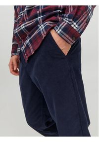 Jack & Jones - Jack&Jones Spodnie materiałowe 12237547 Granatowy Tapered Fit. Kolor: niebieski. Materiał: bawełna #2