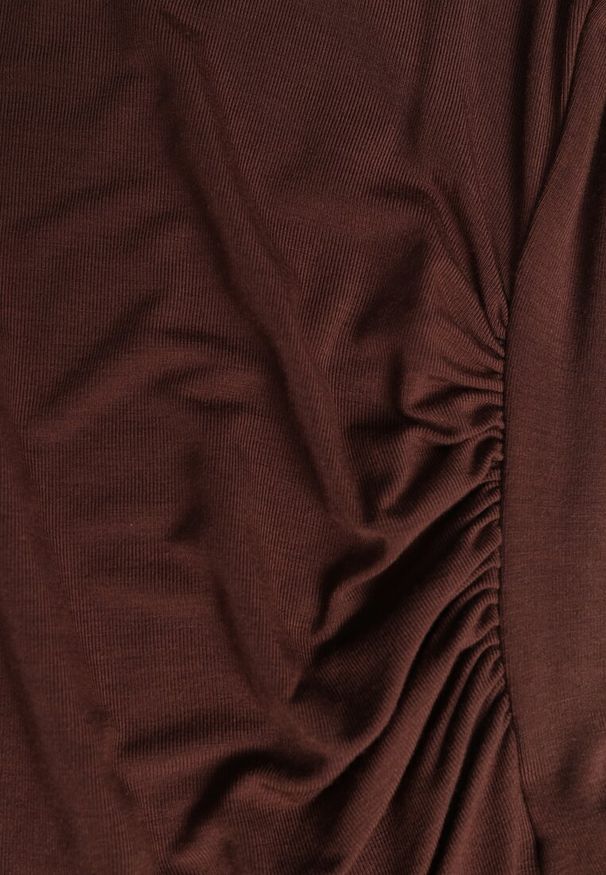 Renee - Brązowa Marszczona Bluzka z Wiskozą Fizzasa. Okazja: na spotkanie biznesowe. Kolor: brązowy. Materiał: wiskoza. Styl: elegancki, biznesowy