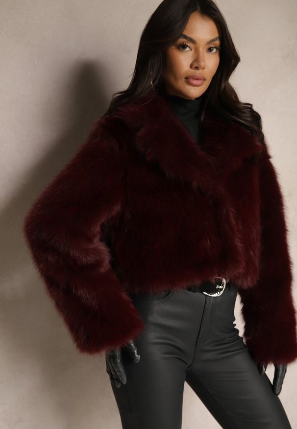 Renee - Bordowa Krótka Kurtka z Futerkiem Zdobiona Szerokim Kołnierzem Tormia. Okazja: na co dzień, na spacer. Kolor: czerwony. Materiał: futro. Długość: krótkie. Wzór: aplikacja. Styl: casual, klasyczny