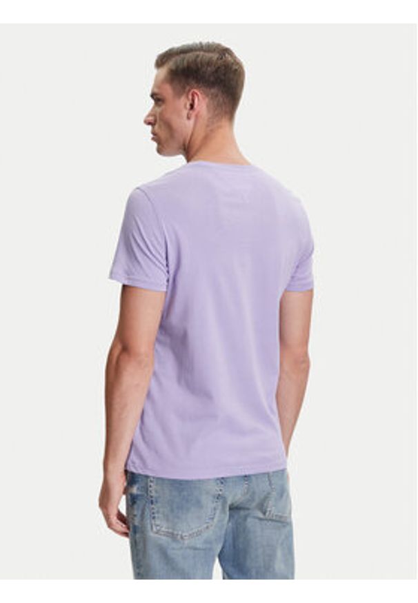 Tommy Jeans T-Shirt DM0DM04411 Fioletowy Slim Fit. Kolor: fioletowy. Materiał: bawełna