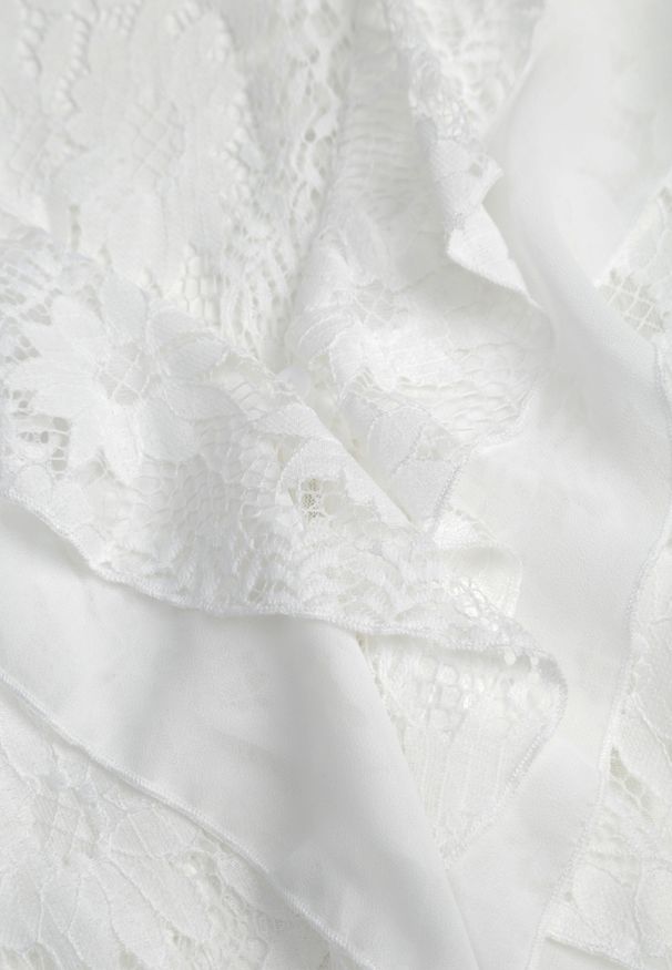 Renee - Biała Narzutka Sukienka Plażowa Boho z Koronki Ozdobiona Guzikami i Falbanami Palmeda. Okazja: na plażę. Kolor: biały. Materiał: koronka. Wzór: aplikacja, koronka. Sezon: lato. Typ sukienki: proste. Styl: boho