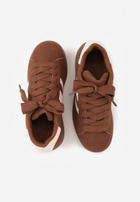 Renee - Brązowo-Białe Sneakersy na Niskiej Platformie z Naszywkami Flordexia. Okazja: na co dzień. Kolor: brązowy. Materiał: jeans. Wzór: aplikacja. Obcas: na platformie #7