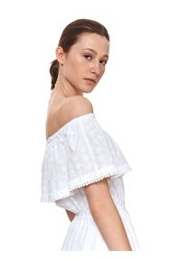 TOP SECRET - Ażurowa sukienka z odkrytymi ramionami i falbaną. Kolor: biały. Materiał: bawełna, koronka. Wzór: ażurowy. Sezon: lato. Typ sukienki: z odkrytymi ramionami. Styl: wakacyjny #6