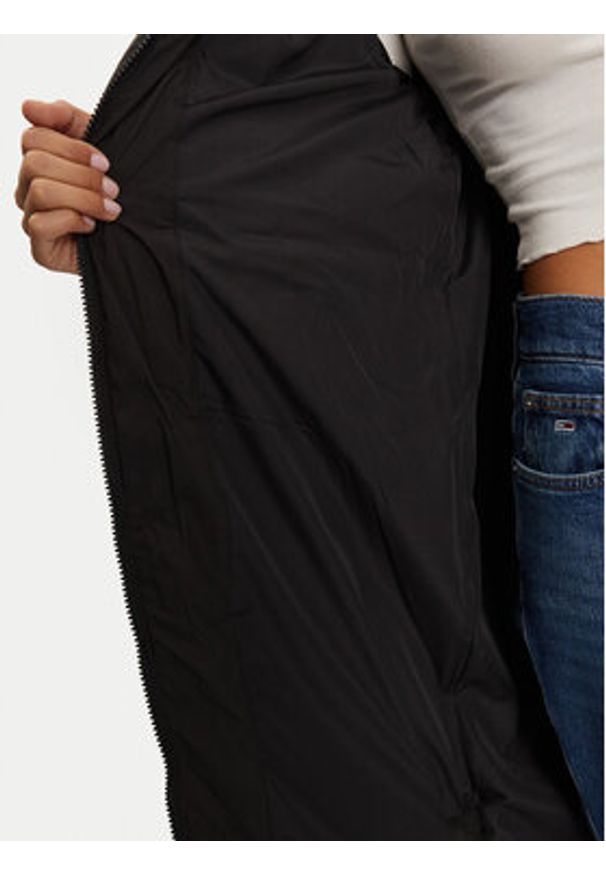 Tommy Jeans Kurtka zimowa DW0DW19918 Czarny Regular Fit. Kolor: czarny. Materiał: syntetyk. Sezon: zima