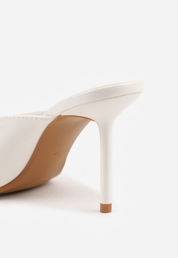 Born2be - Białe Lakierowane Klapki na Szpilce z Odkrytym Noskiem Lilyera. Okazja: do pracy, na co dzień. Kolor: biały. Materiał: lakier. Obcas: na szpilce. Styl: elegancki, casual