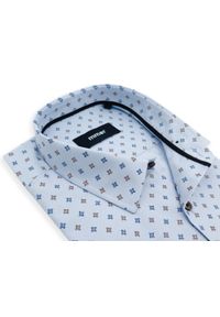 Mmer / Villaro - Koszule męskie - Błękitna koszula z krótkim rękawem w brązowo-granatowy wzór G053. Kolor: brązowy, wielokolorowy, niebieski. Materiał: bawełna, poliester, tkanina. Długość rękawa: krótki rękaw. Długość: krótkie. Styl: klasyczny #1