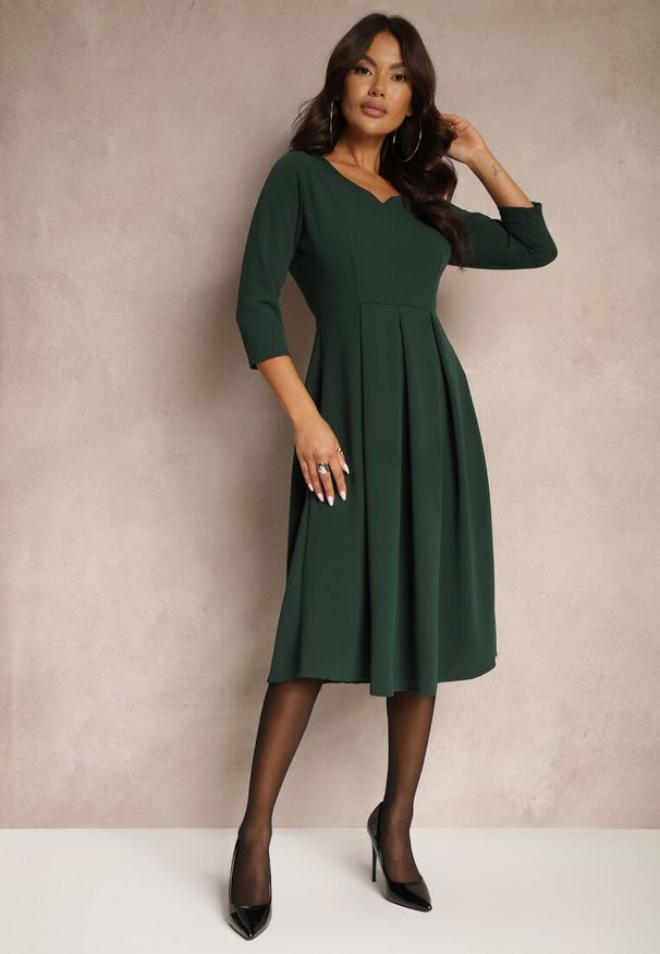 Renee - Ciemnozielona Sukienka o Rozkloszowanym Kroju z Rękawem Długości 3/4 Nomini. Okazja: na randkę, na spotkanie biznesowe. Typ kołnierza: dekolt w kształcie V. Kolor: zielony. Materiał: skóra. Typ sukienki: rozkloszowane. Styl: biznesowy, klasyczny, elegancki