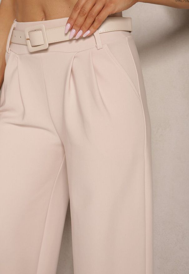 Renee - Beżowe Garniturowe Spodnie High Waist z Gumką i Dodatkowym Paskiem w Talii Mattine. Okazja: na spacer, na spotkanie biznesowe, na co dzień. Stan: podwyższony. Kolor: beżowy. Materiał: dzianina. Styl: elegancki, casual, klasyczny, biznesowy