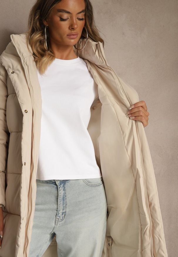 Renee - Jasnobeżowa Zimowa Kurtka z Pikowanymi Przeszyciami Kapturem i Bocznymi Napami Alarisse. Okazja: na imprezę, na co dzień. Kolor: beżowy. Materiał: jeans. Sezon: zima. Styl: casual