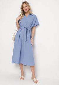Born2be - Granatowa Sukienka z Wiskozy o Koszulowym Kroju z Wiązanym Paskiem Danisna. Okazja: na co dzień. Kolor: niebieski. Materiał: wiskoza. Długość rękawa: krótki rękaw. Wzór: aplikacja. Typ sukienki: koszulowe. Styl: elegancki, casual, klasyczny. Długość: midi #3