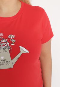 Born2be - Czerwony Bawełniany T-shirt z Ozdobnym Nadrukiem Littana. Okazja: na co dzień. Kolor: czerwony. Materiał: bawełna. Wzór: nadruk. Sezon: lato, wiosna. Styl: klasyczny, casual #6