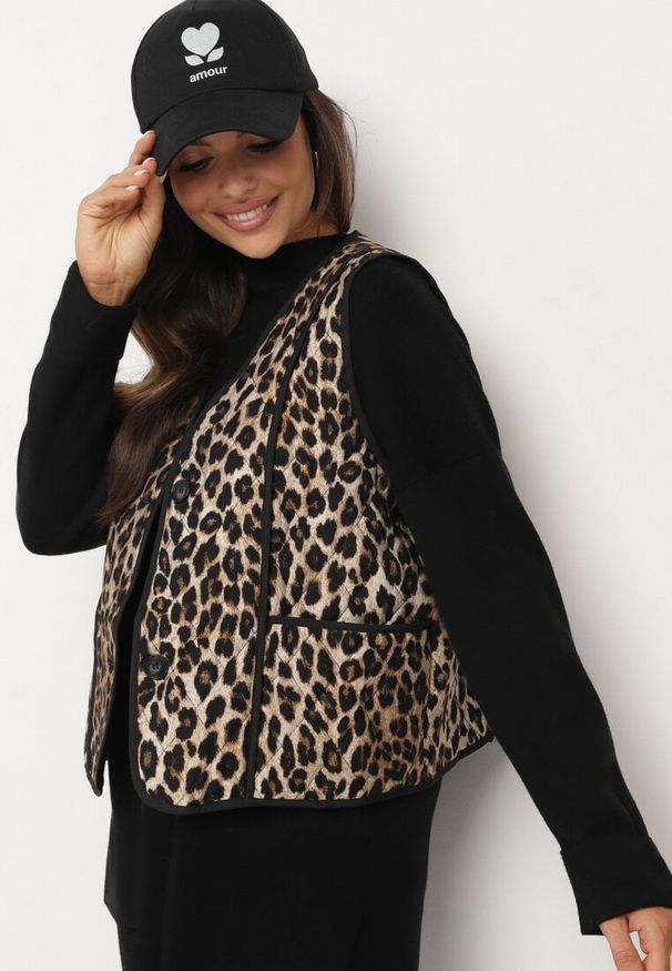 Born2be - Brązowa Kamizelka z Wiskozą w Panterkę Ozdobiona Przeszyciami Verira. Okazja: na co dzień. Kolor: brązowy. Materiał: wiskoza. Wzór: aplikacja, motyw zwierzęcy. Styl: casual