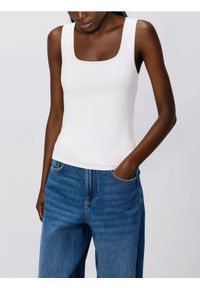 Reserved - Gładki top - biały. Kolor: biały. Materiał: dzianina. Wzór: gładki