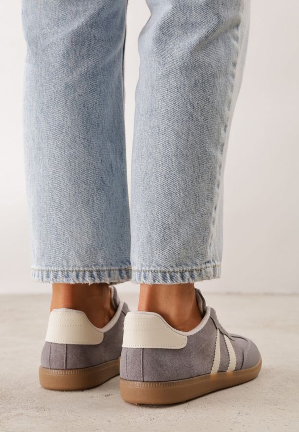 Born2be - Szare Sneakersy z Imitacji Zamszu na Płaskiej Podeszwie Memeriana. Kolor: szary. Materiał: zamsz. Szerokość cholewki: normalna. Obcas: na płaskiej podeszwie