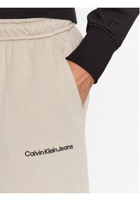 Calvin Klein Jeans Spodnie dresowe J30J322925 Écru Relaxed Fit. Materiał: syntetyk, bawełna #5