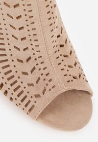 Born2be - Beżowe Ażurowe Sandały Vices na Obcasie Ozdobione Wycięciem i Klamrą Felindrel. Okazja: na co dzień. Zapięcie: klamry. Kolor: beżowy. Materiał: skóra. Wzór: aplikacja, ażurowy. Obcas: na obcasie. Styl: casual. Wysokość obcasa: średni #9