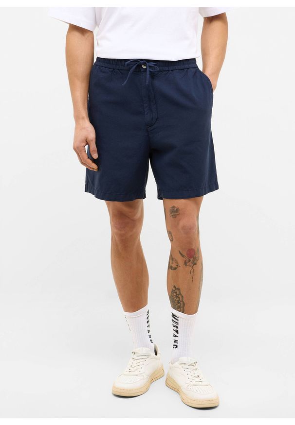 MUSTANG Męskie szorty Materiałowe Mustang Style Linen Jogger Shorts Navy Blazer 1016459 5324. Okazja: na co dzień. Materiał: materiał. Długość: do kolan. Sezon: lato. Styl: wakacyjny, casual, sportowy, klasyczny, elegancki