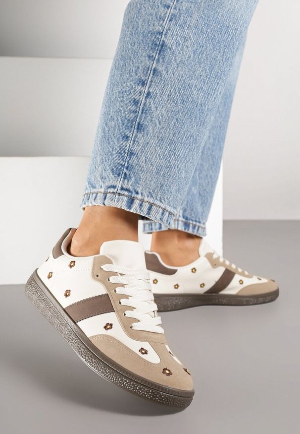 Born2be - Beżowe Sneakersy Typu Tenisówki z Kwiatkami Reisare. Okazja: na co dzień. Kolor: beżowy. Materiał: jeans. Wzór: kwiaty