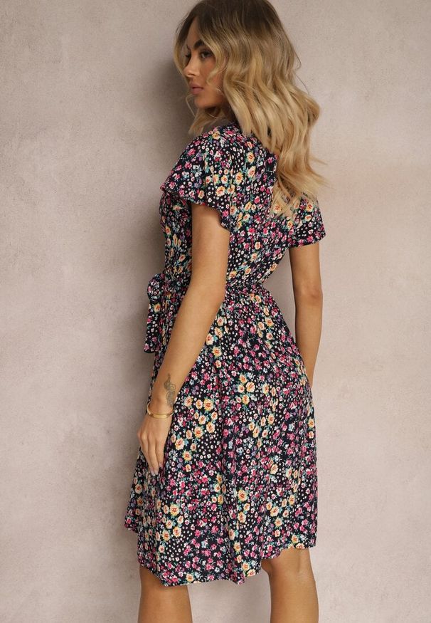 Renee - Czarno-Różowa Sukienka z Wiskozy z Kopertowym Dekoltem Wykończona Gumką w Pasie i Sznurkiem Abrolea. Kolor: czarny. Materiał: wiskoza. Typ sukienki: kopertowe