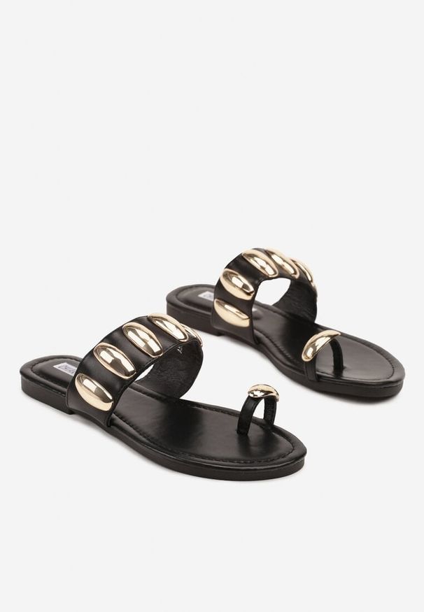 Renee - Czarne Klapki Japonki Ozdobione Metalicznymi Aplikacjami Deviane. Okazja: na co dzień. Kolor: czarny. Materiał: jeans. Wzór: aplikacja. Sezon: lato. Styl: casual