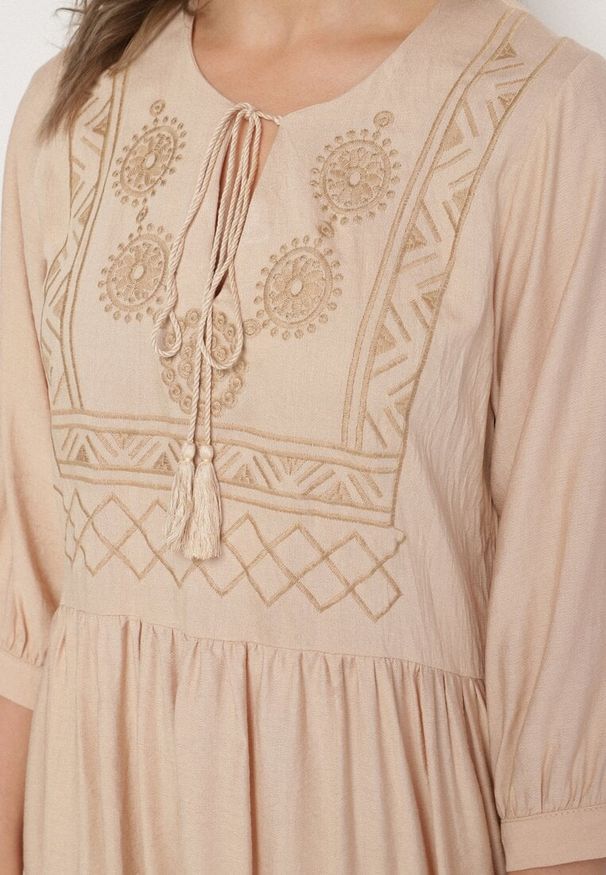 Born2be - Beżowa Wiskozowa Sukienka z Ozdobnym Haftem Galrisena. Okazja: na spotkanie biznesowe. Kolor: beżowy. Materiał: wiskoza. Wzór: haft. Styl: klasyczny, biznesowy, elegancki