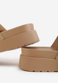 Renee - Ciemnobeżowe Klapki na Platformie Ozdobione Metalicznymi Klamrami Galisiphe. Kolor: beżowy. Wzór: aplikacja. Sezon: wiosna, lato. Obcas: na platformie #9