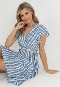 Born2be - Niebieska Sukienka Waeyo. Typ kołnierza: kołnierz z falbankami. Kolor: niebieski. Materiał: materiał, tkanina, wiskoza. Długość rękawa: krótki rękaw. Wzór: aplikacja, prążki. Typ sukienki: kopertowe. Długość: maxi #3