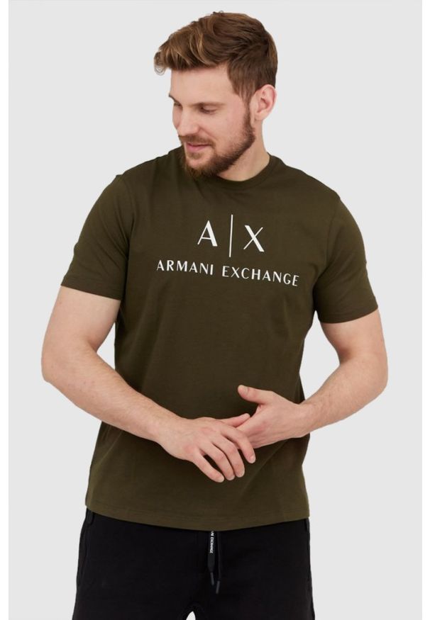 Armani Exchange - ARMANI EXCHANGE Oliwkowy t-shirt męski z białym logo, Rozmiar XL. Kolor: zielony. Materiał: prążkowany