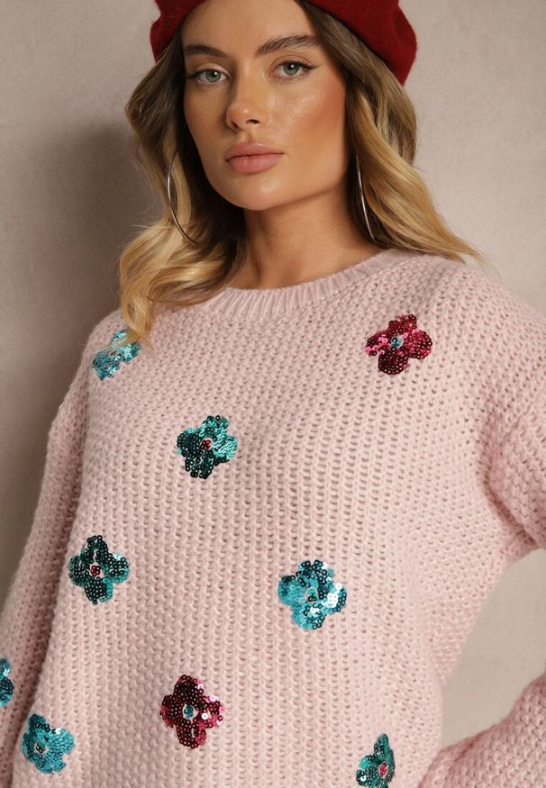 Renee - Jasnoróżowy Sweter z Wiskozą Zdobiony Cekinowymi Aplikacjami z Kwiatami Edalora. Okazja: na co dzień. Kolor: różowy. Materiał: wiskoza. Długość rękawa: długi rękaw. Długość: długie. Wzór: kwiaty, aplikacja. Styl: elegancki, klasyczny, casual