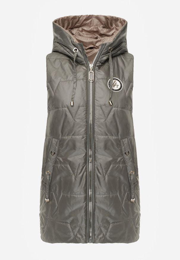 Born2be - Zielona Pikowana Kamizelka o Długim Kroju z Nieodpinanym Kapturem i Aplikacją Koretes. Okazja: na co dzień. Kolor: zielony. Materiał: prążkowany, poliester. Długość: długie. Wzór: aplikacja. Styl: casual