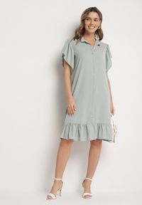 Born2be - Jasnozielona Sukienka Koszulowa z Guzikami i Falbankami Tenalena. Okazja: na co dzień. Typ kołnierza: kołnierz z falbankami. Kolor: zielony. Typ sukienki: koszulowe. Styl: elegancki, casual, sportowy #4