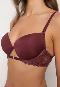 Renee - Ciemnofioletowy Biustonosz Push-Up z Koronką i Wycięciem z Przodu Sariaris. Kolor: fioletowy. Materiał: koronka. Rodzaj stanika: push-up. Wzór: koronka