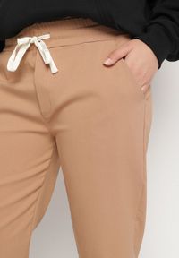Born2be - Beżowe Spodnie z Bawełny Ozdobione Sznurkiem z Napisem Olemira. Okazja: na co dzień. Kolor: beżowy. Materiał: bawełna. Wzór: aplikacja, napisy. Styl: casual #6