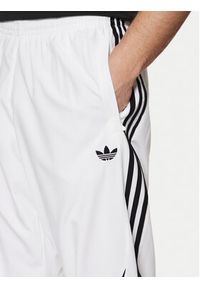 Adidas - adidas Spodnie dresowe adicolor Teamgeist JP1119 Biały Regular Fit. Kolor: biały. Materiał: syntetyk