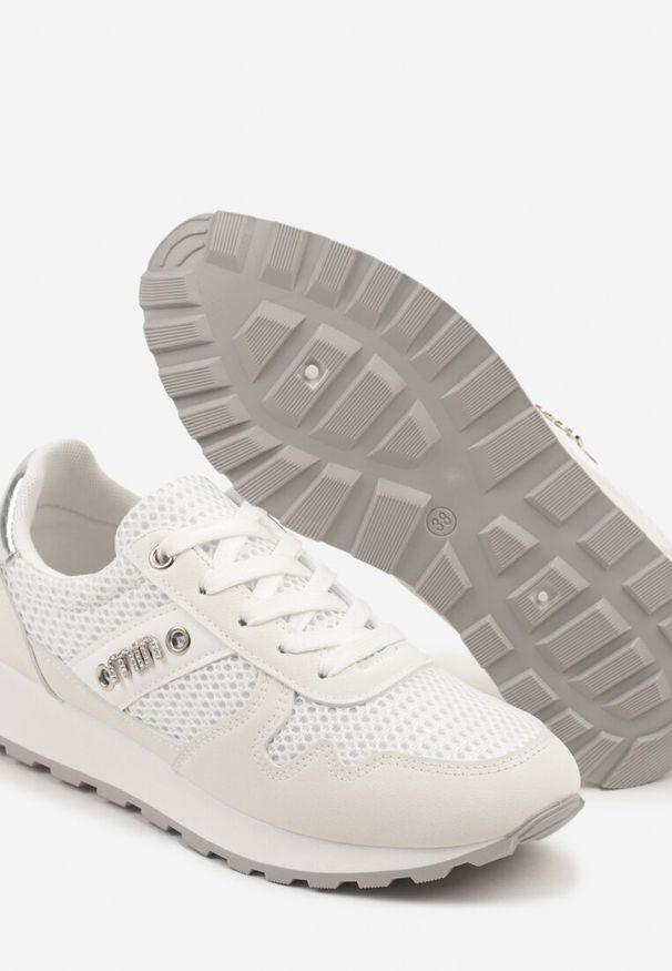 Born2be - Białe Sneakersy Ozdobione Aplikacją Telasielis. Okazja: na co dzień. Kolor: biały. Materiał: jeans. Wzór: aplikacja