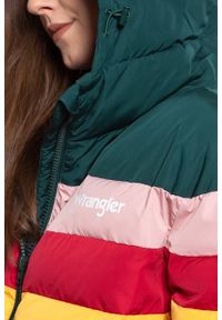 Wrangler - DAMSKA KURTKA ZIMOWA WRANGLER RAINBOW PUFFER CLOUD BLUE W4Q0WBB03. Kolor: biały. Wzór: kolorowy. Sezon: zima