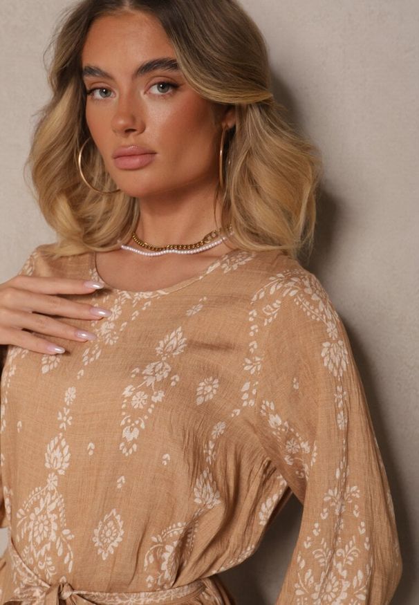 Renee - Beżowa Pudełkowa Sukienka Boho w Etniczne Wzory z Paskiem Lisalenea. Okazja: na co dzień. Kolor: beżowy. Długość rękawa: długi rękaw. Sezon: lato. Styl: boho
