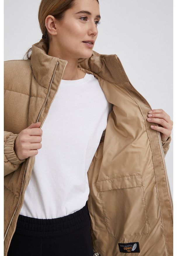 Jack Wolfskin Kurtka puchowa damska kolor beżowy zimowa. Okazja: na co dzień. Kolor: beżowy. Materiał: puch. Sezon: zima. Styl: casual