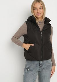 Born2be - Czarna Klasyczna Kamizelka z Pikowanymi Przeszyciami i Kapturem Ollera. Okazja: na co dzień. Typ kołnierza: kaptur. Kolor: czarny. Materiał: jeans. Styl: klasyczny #1