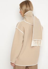 Born2be - Beżowa Pudełkowa Kurtka z Ozdobnymi Przeszyciami i Szalikiem Salenalia. Okazja: na co dzień. Kolor: beżowy. Materiał: jeans. Styl: casual, elegancki #3
