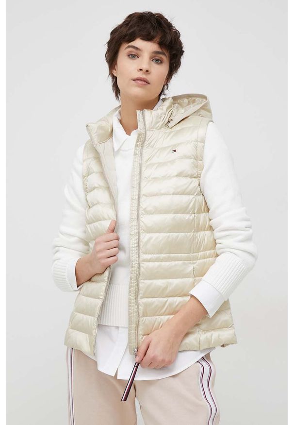 TOMMY HILFIGER - Tommy Hilfiger bezrękawnik puchowy kolor beżowy. Okazja: na co dzień. Kolor: beżowy. Materiał: puch. Długość rękawa: bez rękawów. Styl: casual