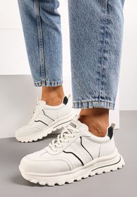 Renee - Biało-Czarne Klasyczne Sneakersy w Całości Wykonane ze Skóry Naturalnej Qubis. Okazja: na co dzień. Zapięcie: sznurówki. Kolor: biały. Materiał: skóra #5