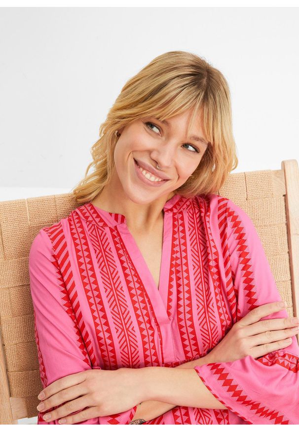 bonprix - Sukienka tunikowa z lejącej wiskozy. Typ kołnierza: dekolt w serek. Kolor: czerwony. Materiał: wiskoza. Wzór: nadruk, aplikacja. Styl: elegancki