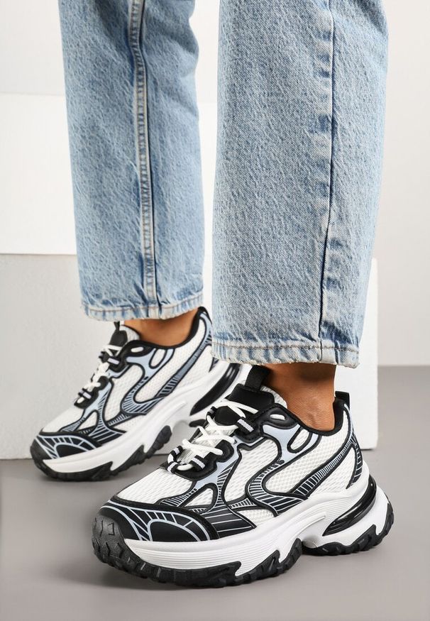 Renee - Czarne Sneakersy na Platformie z Geometrycznym Wzorem Mevriane. Okazja: na co dzień. Kolor: czarny. Materiał: jeans. Wzór: geometria. Obcas: na platformie