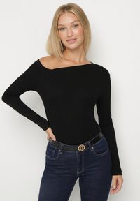 Born2be - Czarna Wiskozowa Bluzka z Asymetrycznym Dekoltem Clatide. Okazja: na spotkanie biznesowe, do pracy. Kolor: czarny. Materiał: wiskoza. Styl: elegancki, biznesowy #4