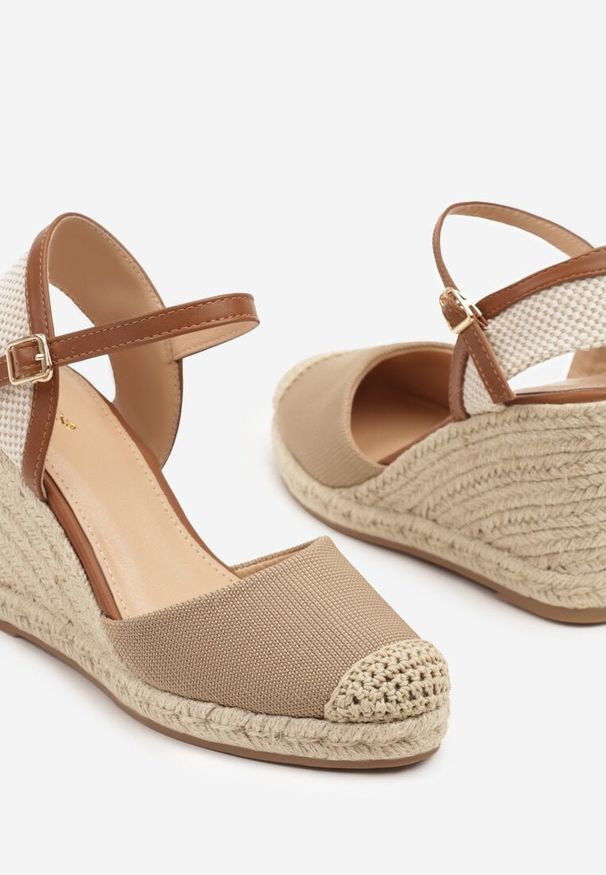 Renee - Ciemnobeżowe Sandały Vices w Stylu Espadryli na Koturnie z Plecionki Amoiella. Okazja: na co dzień. Kolor: beżowy. Sezon: wiosna, lato. Obcas: na koturnie. Styl: elegancki, boho, casual
