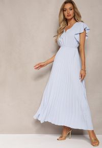 Renee - Jasnoniebieska Rozkloszowana Sukienka z Plisami Maxi z Falbankami przy Ramionach Nethula. Typ kołnierza: kołnierz z falbankami. Kolor: niebieski. Materiał: materiał. Typ sukienki: plisowane, rozkloszowane. Długość: maxi